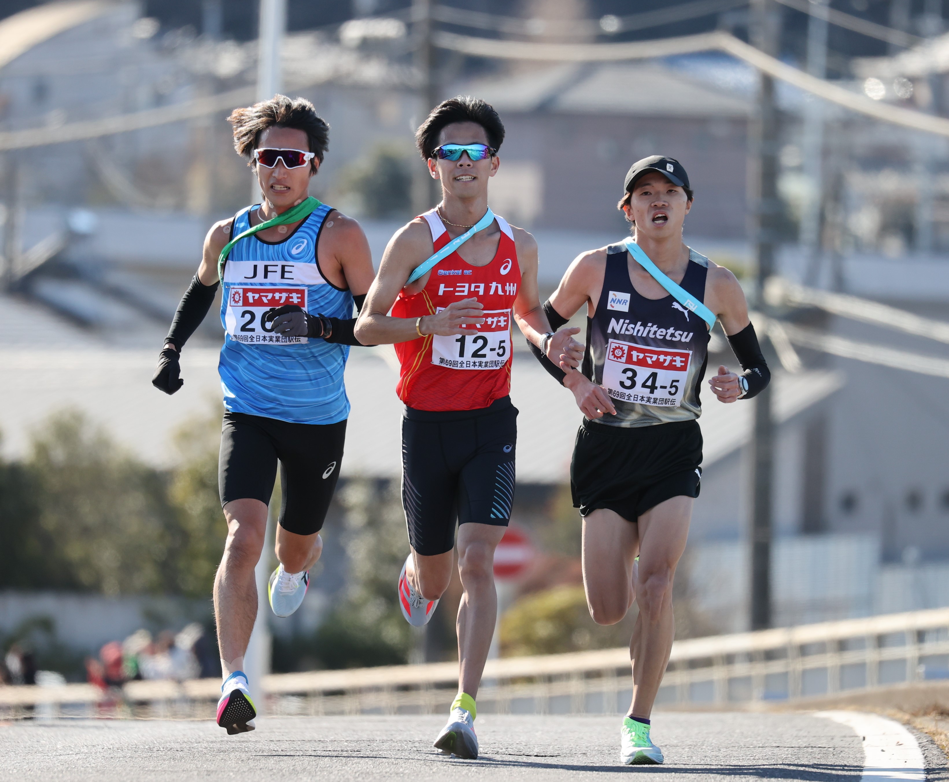 5区 強風の中2チームと競り合う堤選手