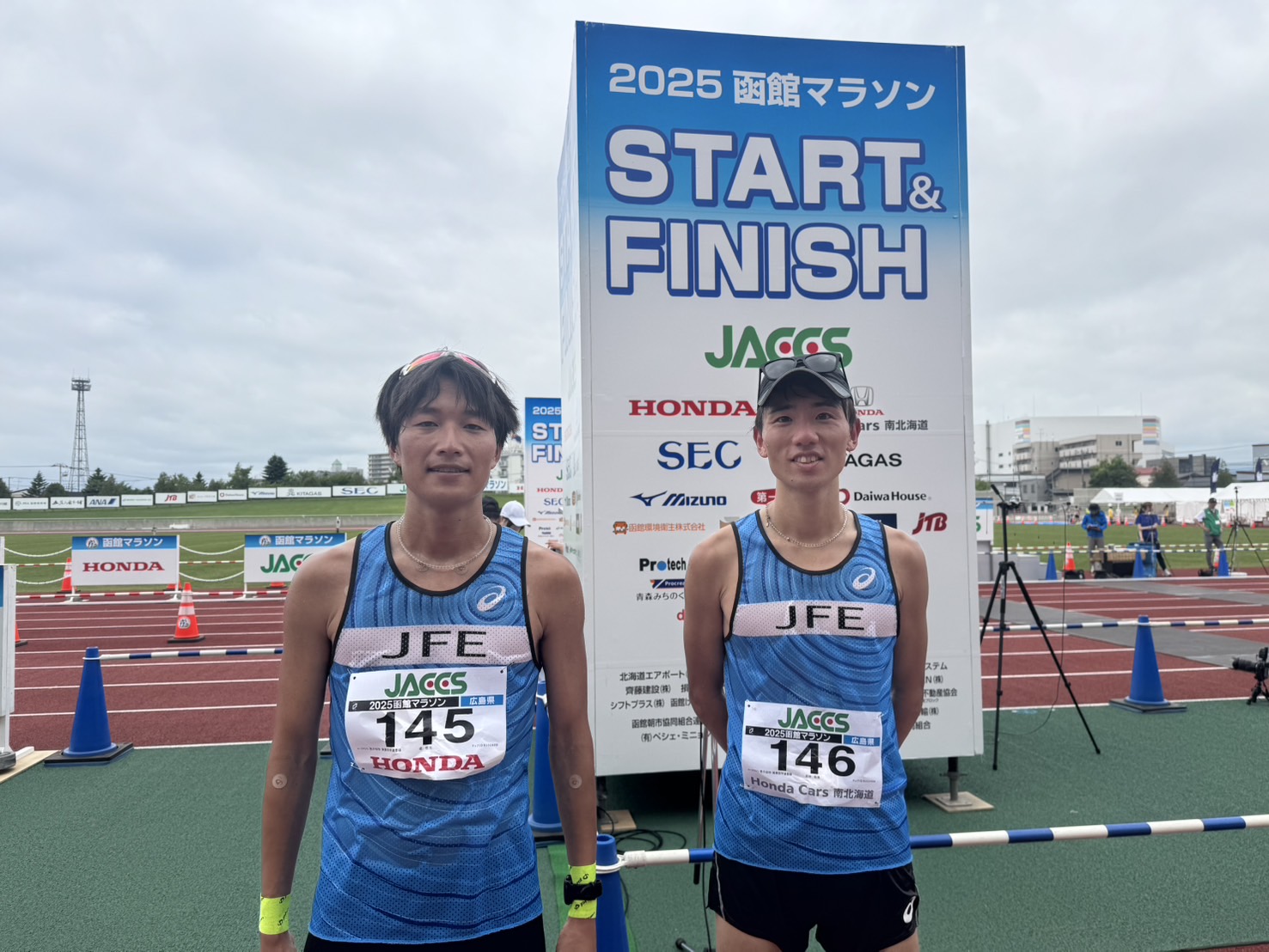 レースを終えた堤選手(左)と岩田選手