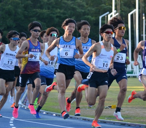 シーズンベストをマークした川平選手と寺嶌選手(No.6)