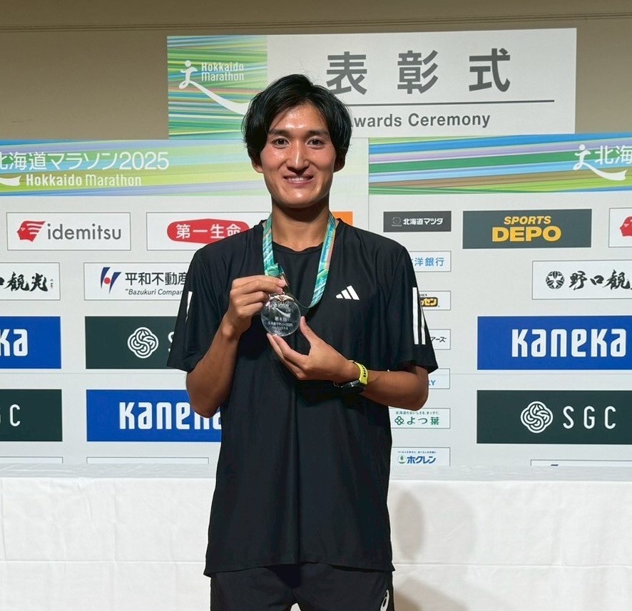 表彰式で贈られたメダルを手にする大野選手