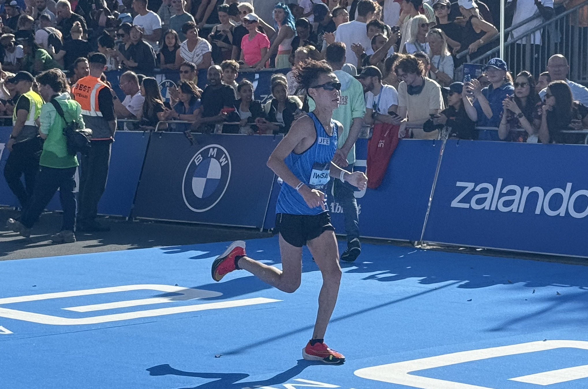 フィニッシュラインにはいる岩崎選手