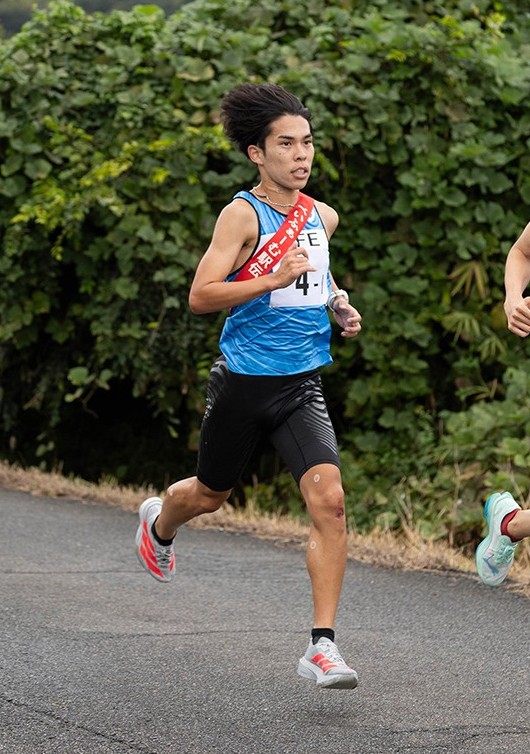 チーム区間新をマークした1区森川選手と2区エバンス選手
