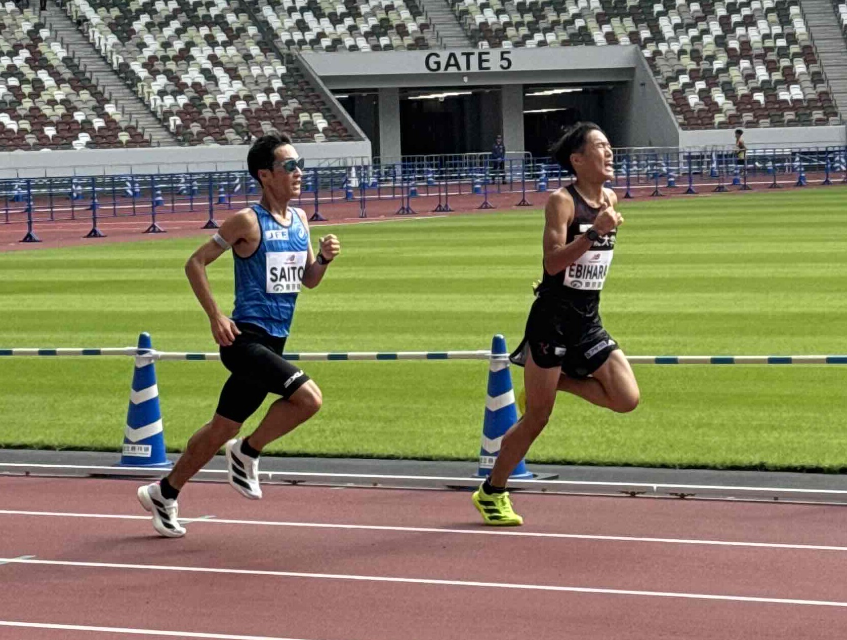 国立競技場に入りゴールを目指す斉藤選手