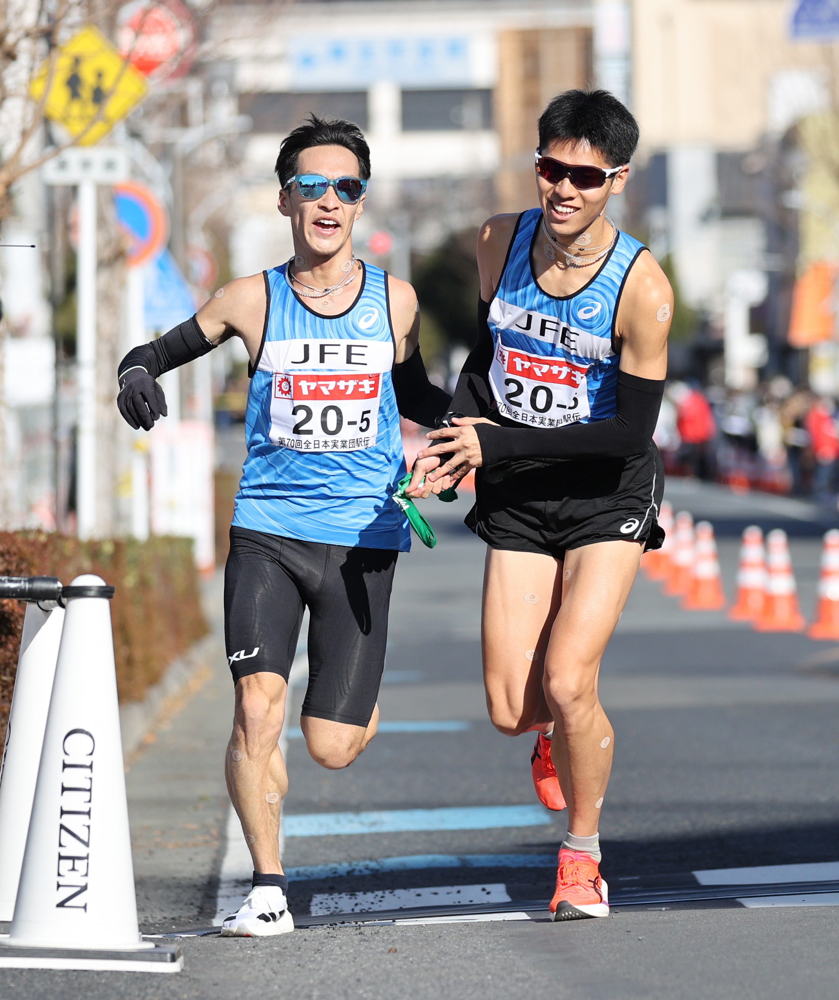 5区 斉藤選手から6区兒玉選手へのたすき渡し