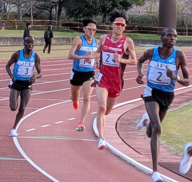 先頭集団で走る大野選手とダン選手（No.2）とエバンス選手