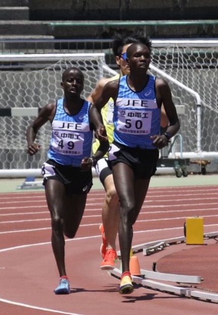1500m優勝のダン選手と3位のエバンス選手（後方）