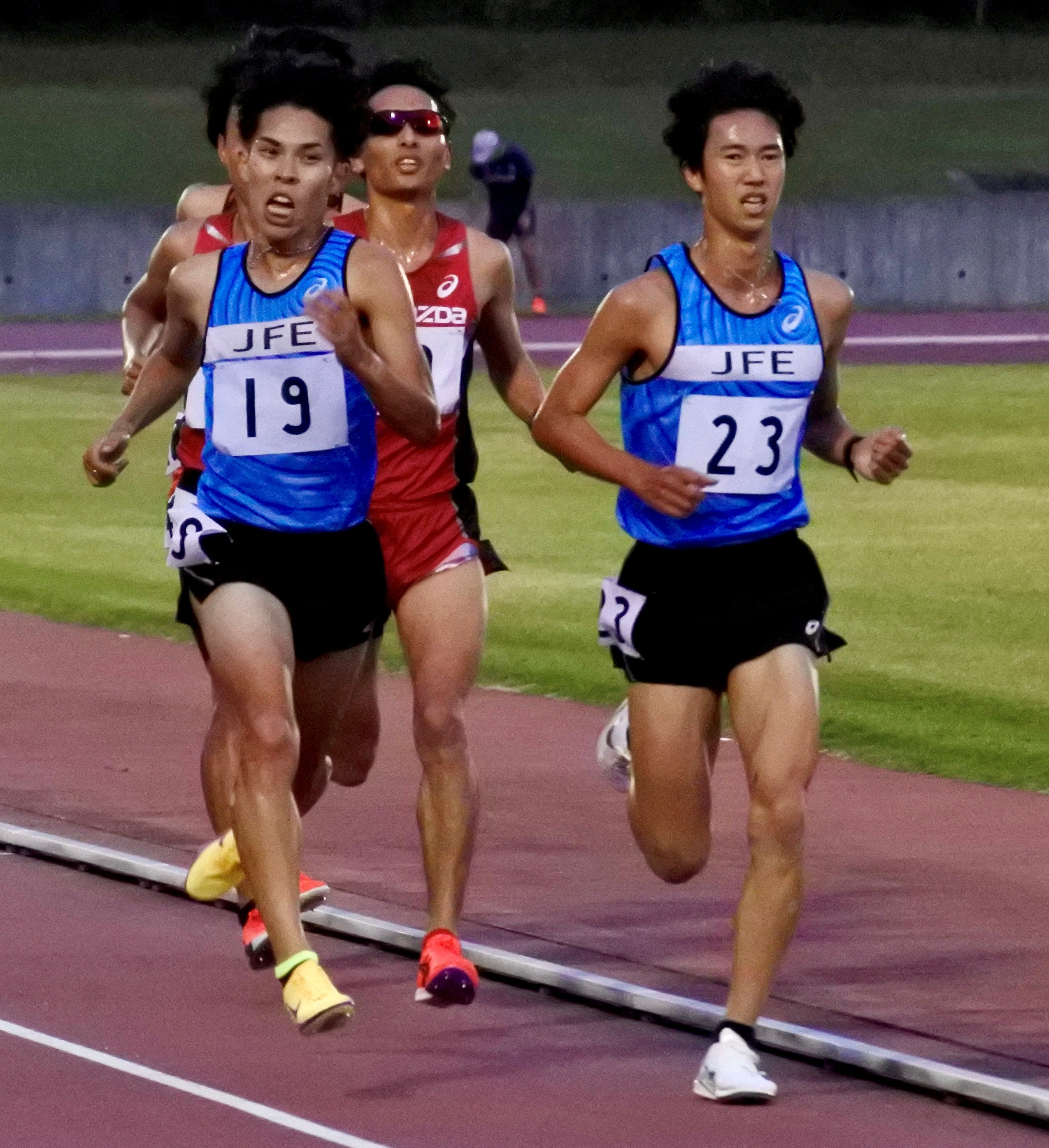 シーズンベストを更新した内山選手（No．23）と積極的なレースを見せた森川選手 (No.19) 