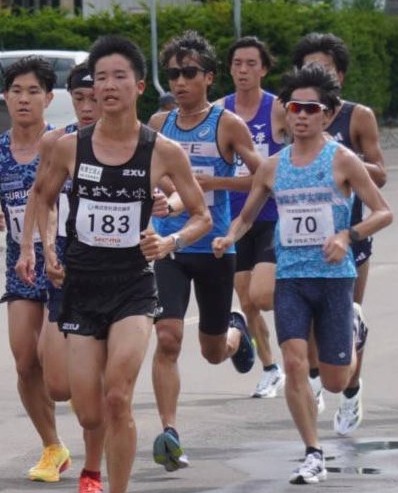 第二集団で走る川平選手