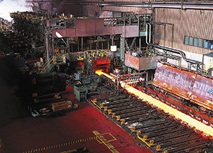 熱延工場では、1200℃に加熱された鋼板が、高速で薄くのばされてゆく様子を間近で見ることができます。